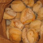 Cuisson de pains dans le four à pain de Juillé
